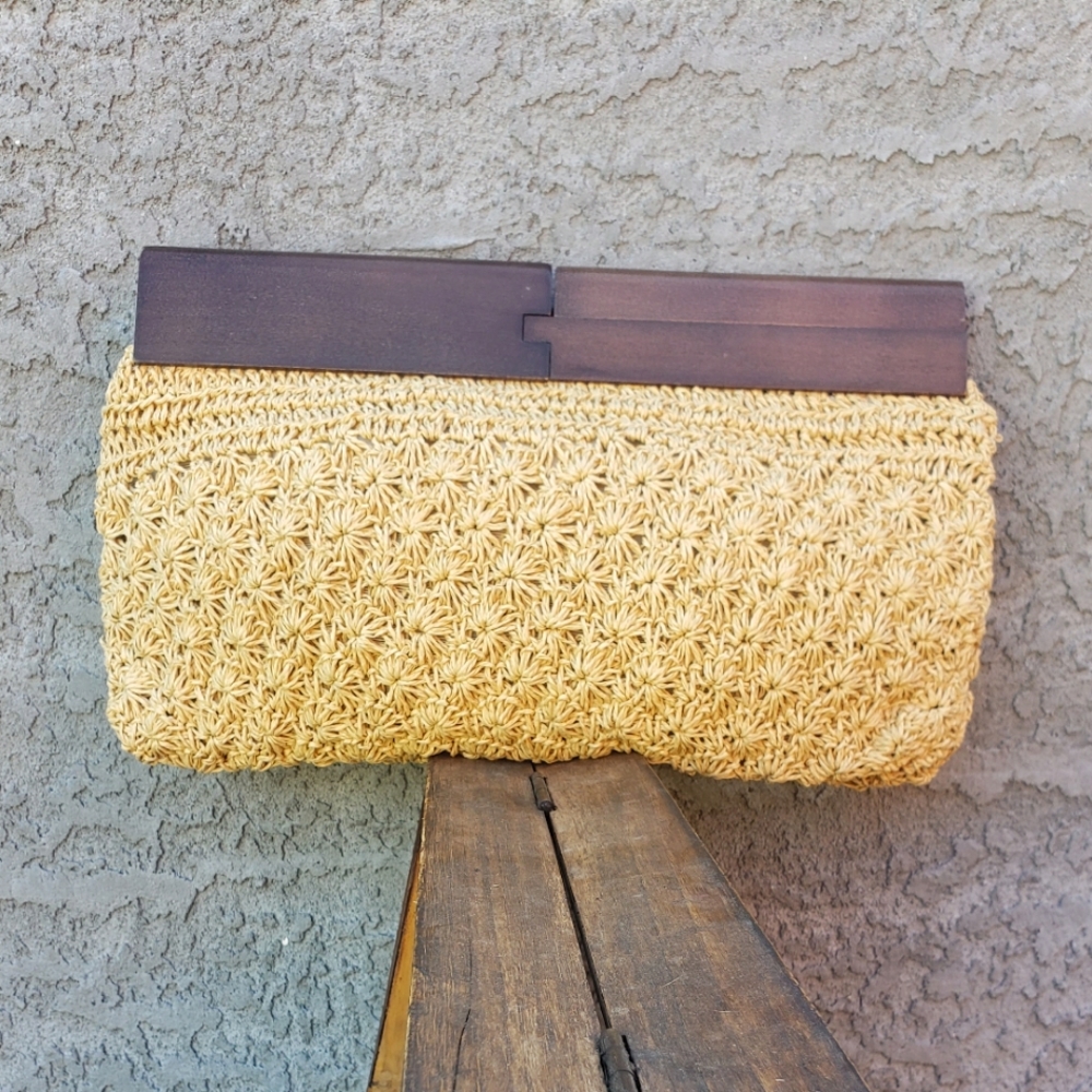 🤩RARE Straw Hobo international clutch -wooden handle